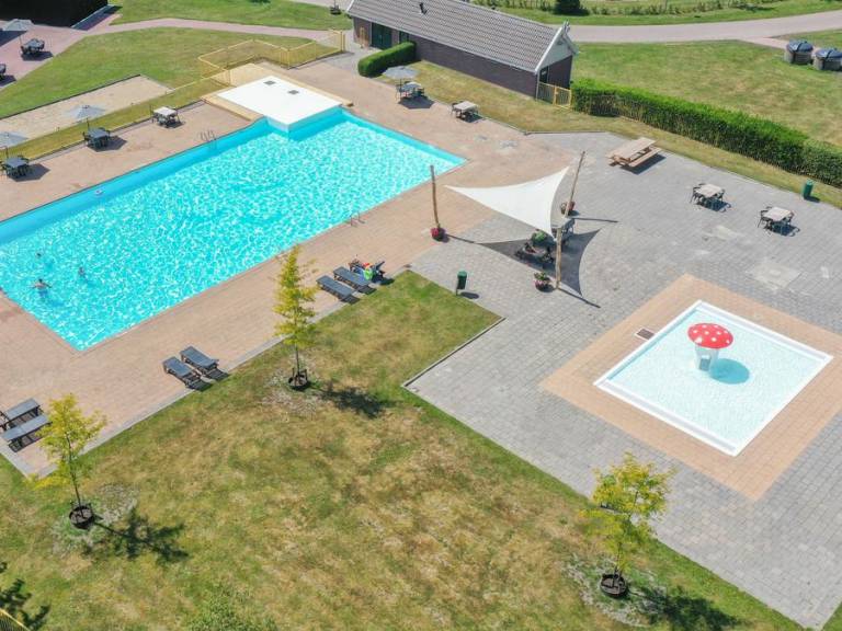 Ferienhaus mit Terrasse, Pool und Garten