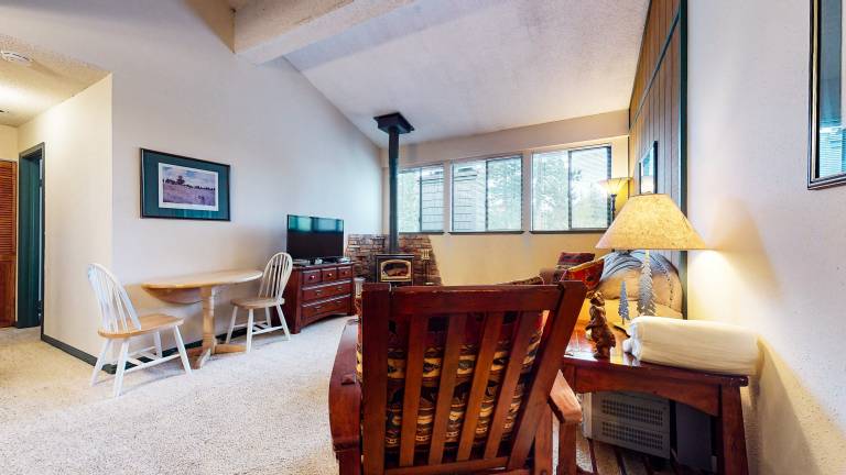 Condo with BBQ, sauna & jacuzzi | Mountain view — photo 2