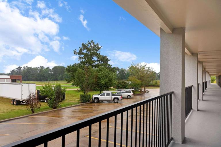 Super 8 By Wyndham Brookhaven — photo 4