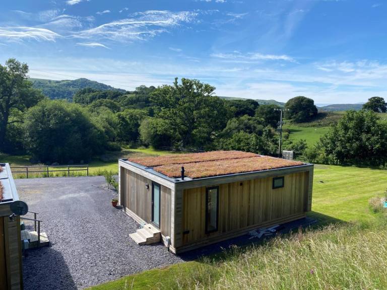 Lodge with barbecue & garden | Water view — photo 2