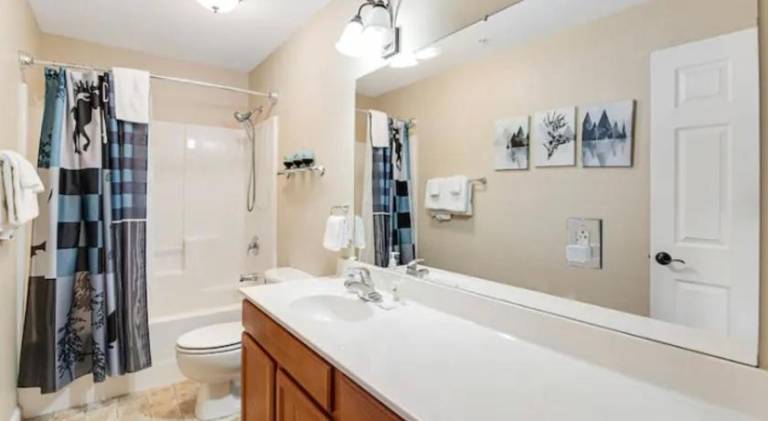 Bandit's Riverfront Retreat - Mountain View- Condo-Fishing-Balcony-Fireplace-Great Location! — photo 3