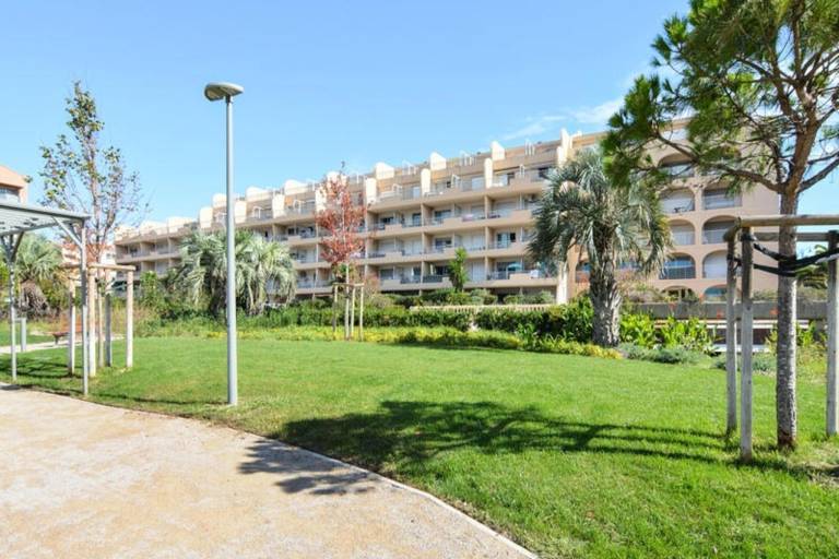 Holiday apartment with 1 room for 4 persons in Hyères