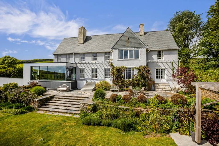 Family-friendly spacious vacation home with terrace, barbeque & yard | Beach view | Pet-friendly in Dartmouth