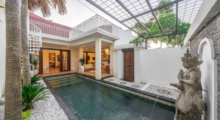 Ample villa with pool & hot tub | Pets allowed — photo 3