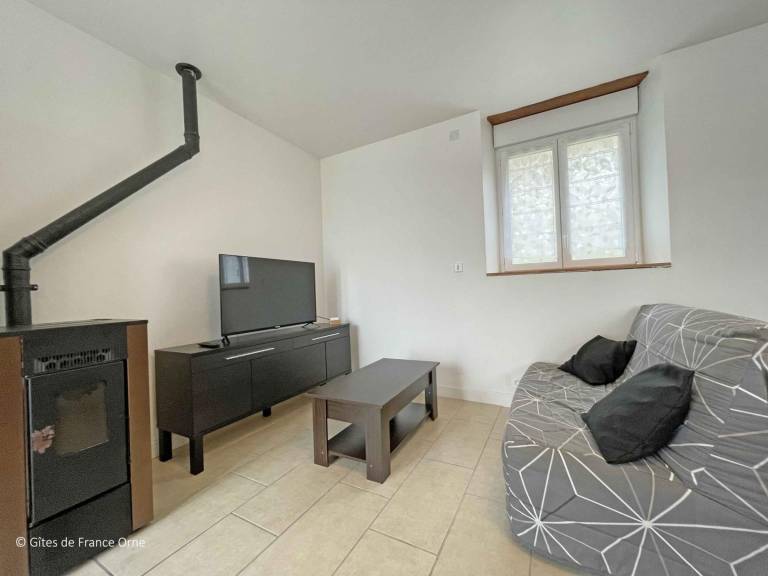 Bright renovated cottage with pets allowed, parking and WIFI in Swiss Normandy — photo 2