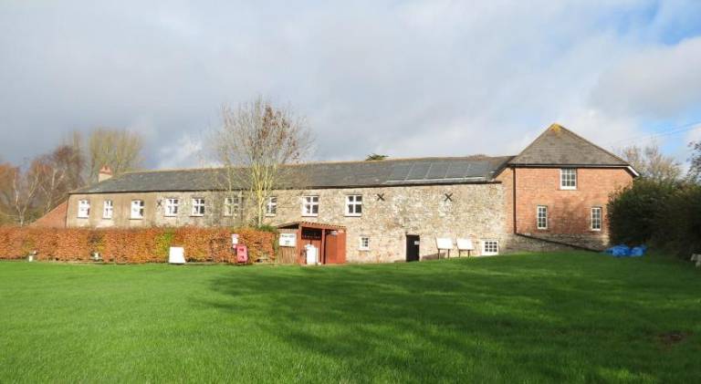 Lodge with patio, barbecue & yard in Exmouth