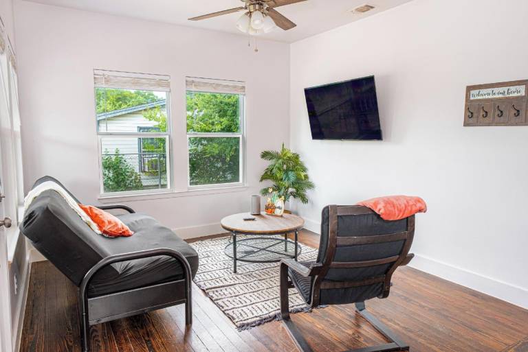 Cozy and Gorgeous 2br/1ba Near Amazing Downtown — photo 2