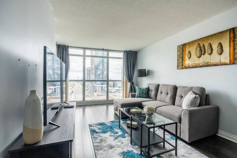 Toronto 18 Yonge Street 1BR Den 18 Floor