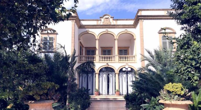 Rental apartment with patio, pool & garden in Marsala