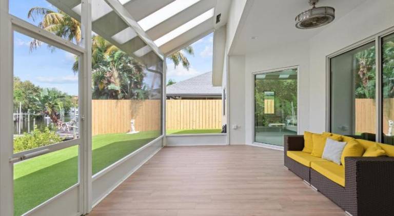 Luxury Modern Waterfront House in BEST Location! King Bed Suite & Close to Beach — photo 4
