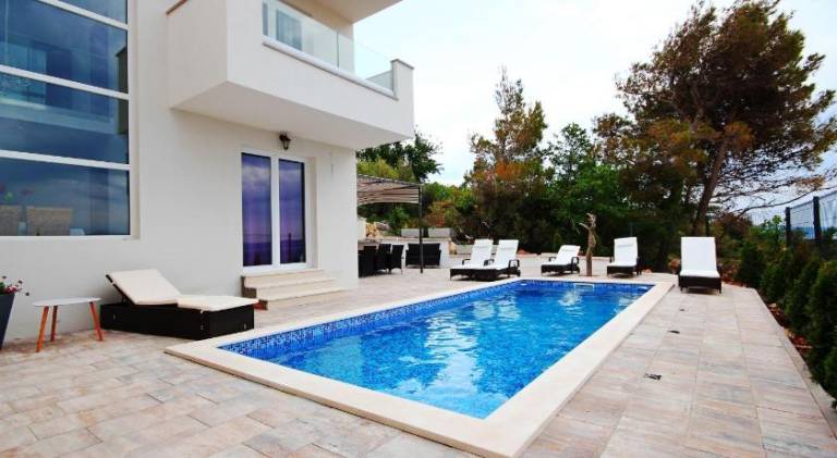 Villa with pool — photo 4