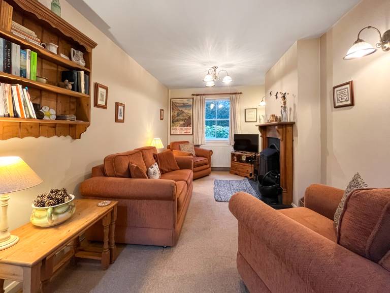 Cottage with barbeque & yard | River view — photo 3