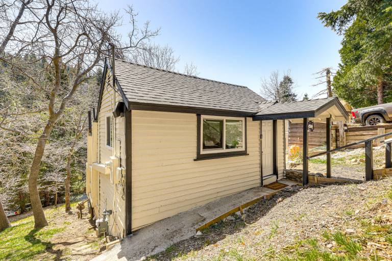 Tiny Home w/ Deck & Mtn Views in Lake Arrowhead! — photo 3