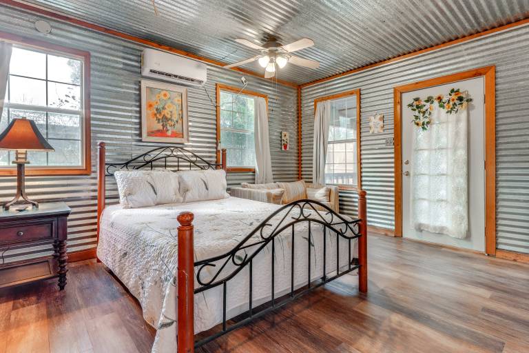 Cozy Couple's Cottage w/ View Near Canyon Lake! — photo 5