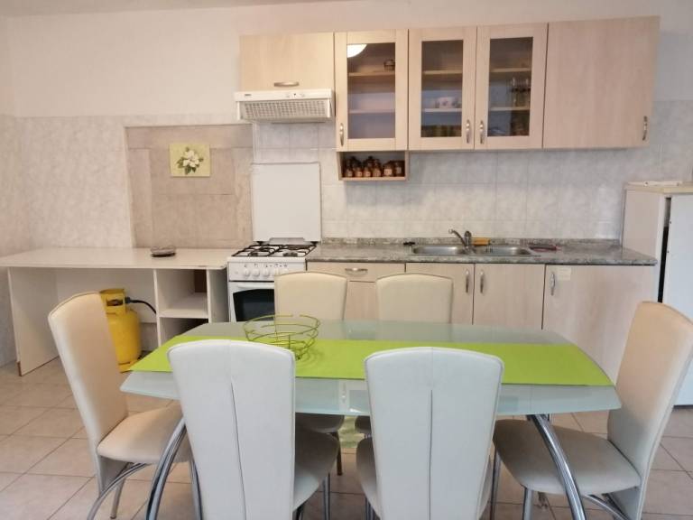 Rental apartment with grill, patio & yard — photo 4