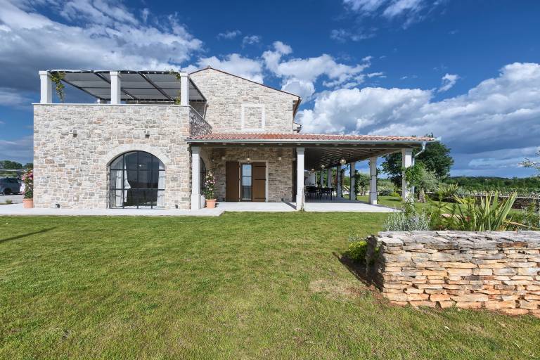 Villa with pool, garden & sauna | Pool view — photo 5