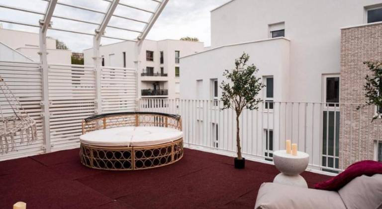 Apartment with patio — photo 3
