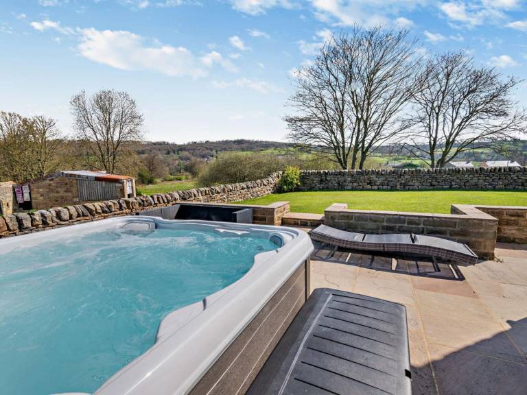 Cottage with jacuzzi, terrace & yard in Harrogate