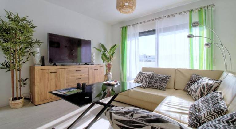 Center location, AC, swimming pool, and parking in Olhao