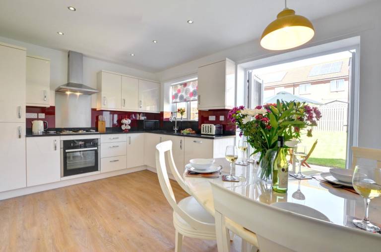 Child-friendly pleasant cottage with garden | Beach nearby | Pets are welcome in Whitby