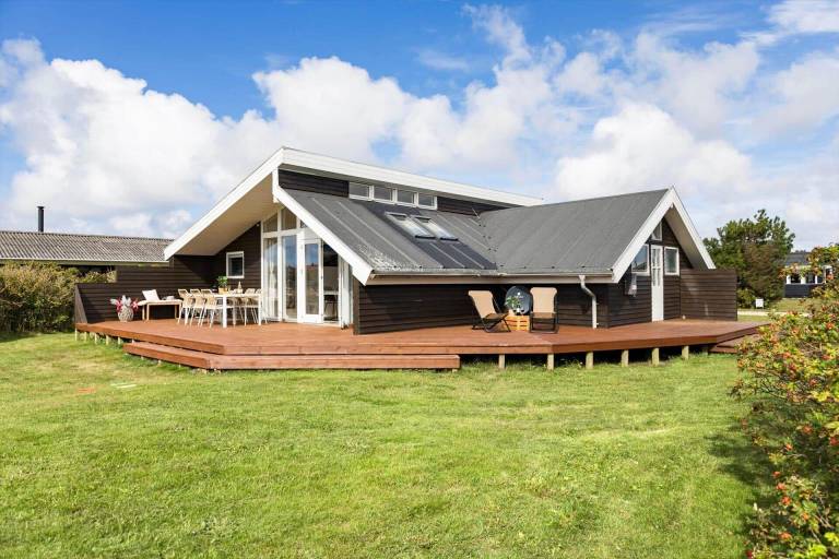 Vacation home with barbecue, patio & hot tub — photo 2