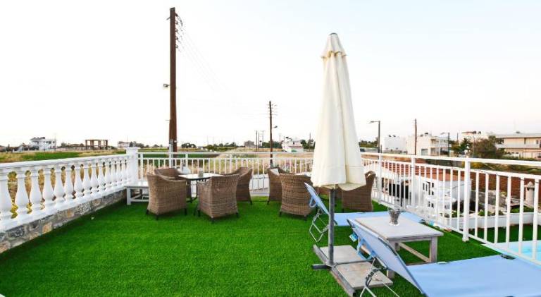 Apartment with pool, garden & patio — photo 3