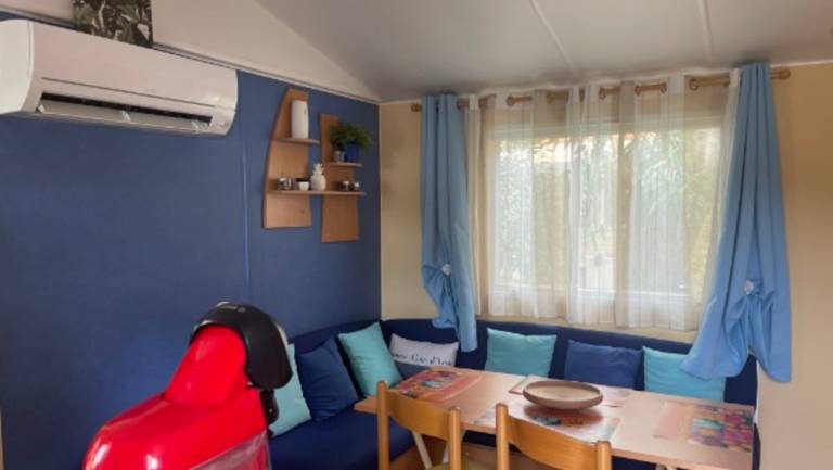 Mobile Home 'Mobilhome 6 Personnes' with Private Terrace, Wi-Fi and Air Conditioning in Hyères
