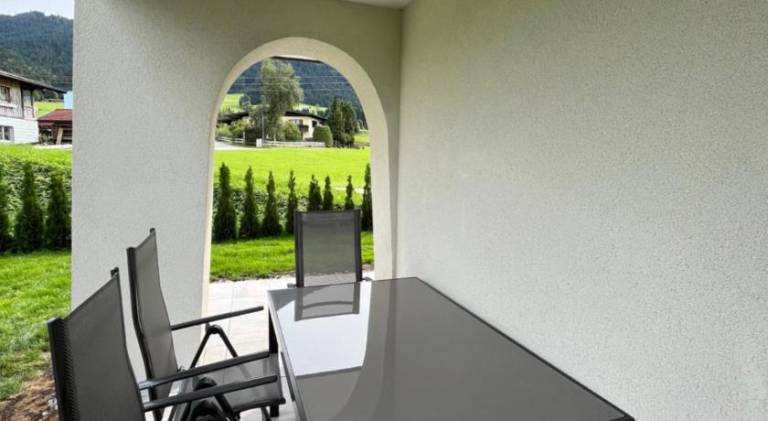 Apartment with terrace, BBQ & yard — photo 4