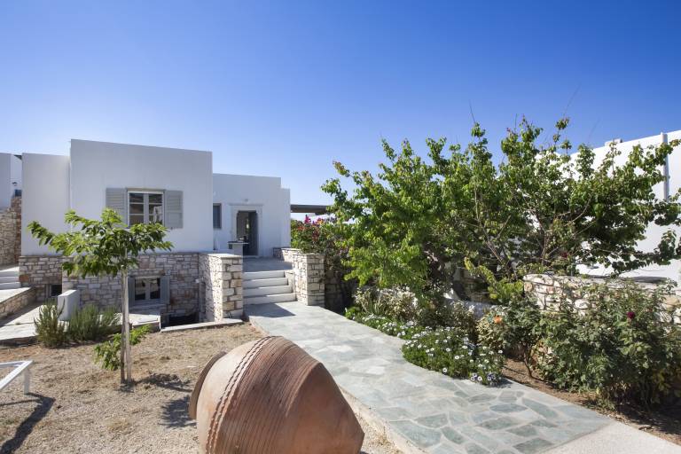 Villa with barbeque, yard & patio | Beach view in Paros