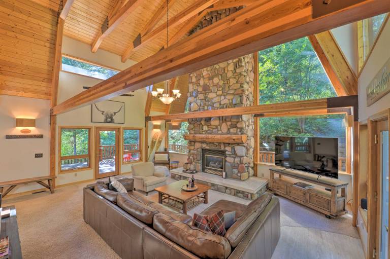 Wild Huckleberry Alpine Cabin Fireplace & Deck