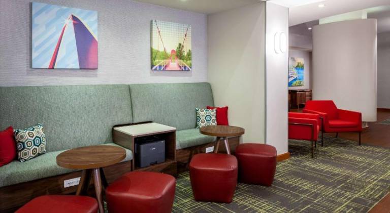 Hampton Inn & Suites St. Louis at Forest Park — photo 4