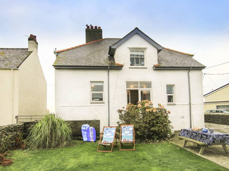 Cottage with garden | Beach view in Holyhead