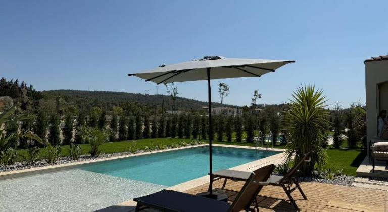 Villa with pool — photo 3