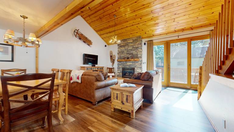 Condo with pool, sauna & jacuzzi | Mountain view — photo 2