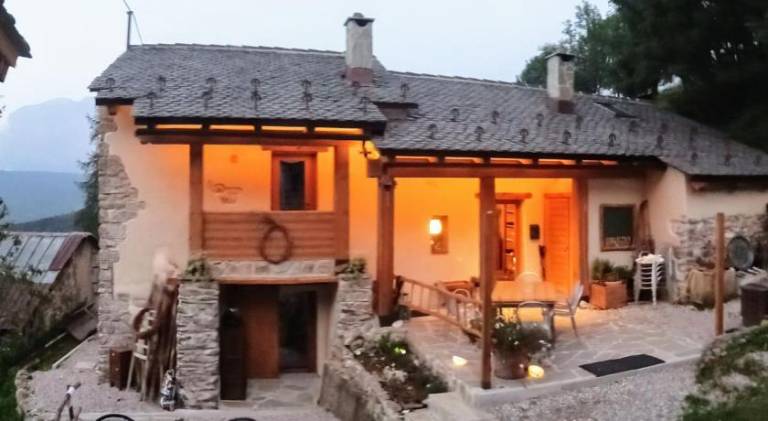 House with yard & patio — photo 3