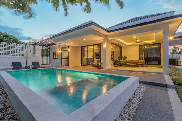 5-Bedroom Modern Light Luxury Villa with Pool Near Terminal 21 Beach, Pattaya City Center — photo 4