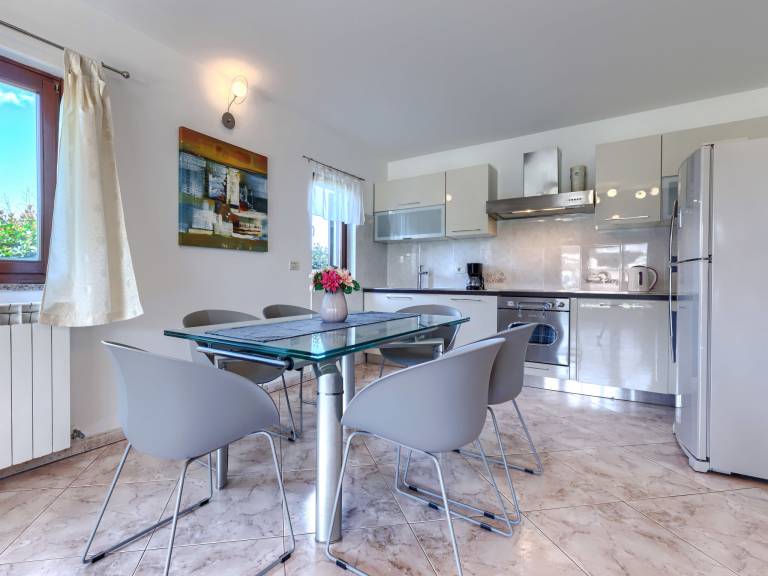 Family-oriented lovely vacation home with patio, private pool & barbeque | Dogs allowed — photo 4