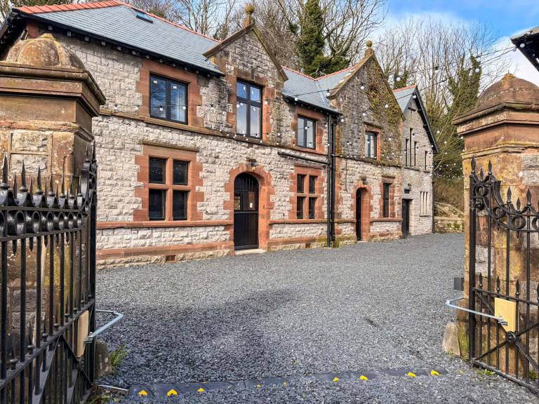 Cottage with hot tub | River view in Ulverston