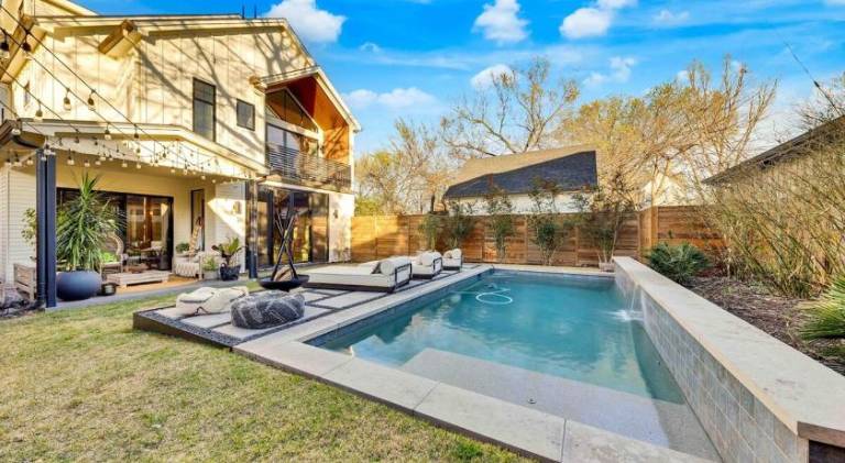 House with pool — photo 5