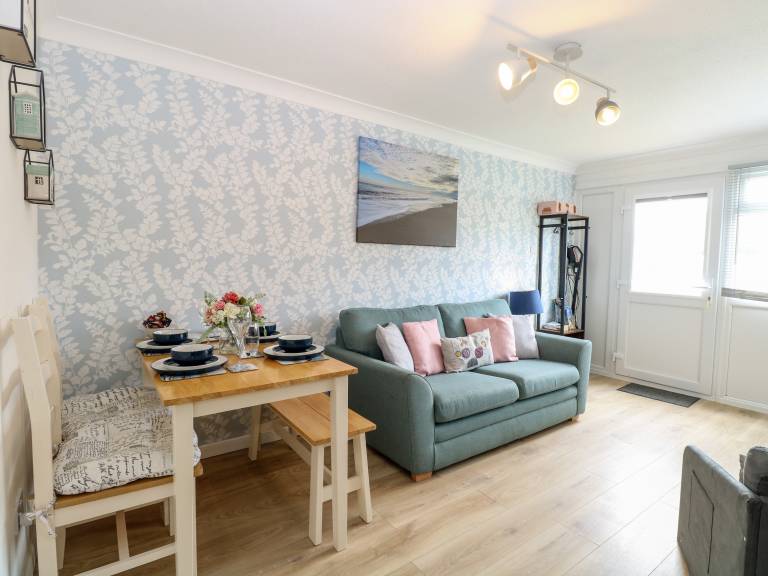 Cottage with yard | Beach view — photo 4