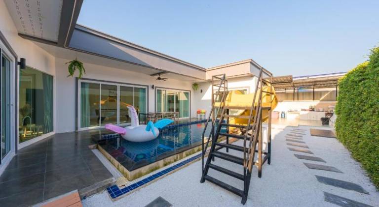 Villa with yard & pool — photo 3