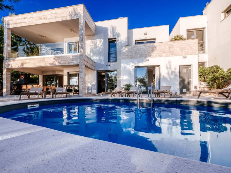 Fully equipped beautiful house with barbecue, private pool & yard | Pets allowed — photo 2
