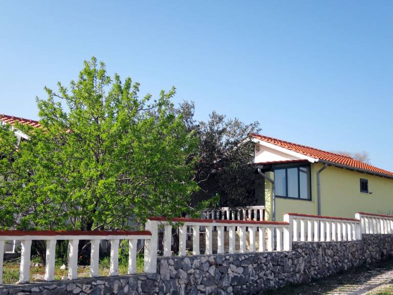 Vacation home with patio, pool & barbeque — photo 3