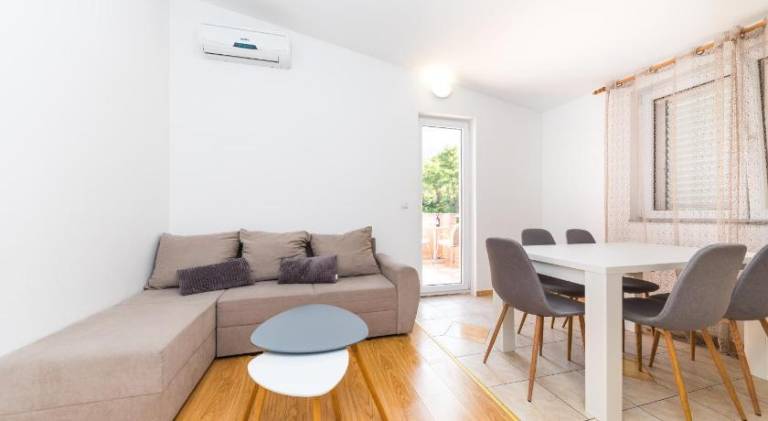 Holiday apartment with terrace & grill — photo 3