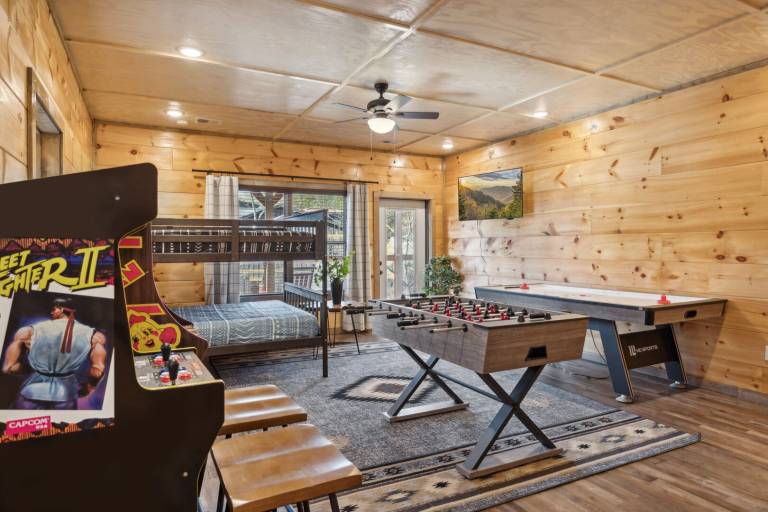 A Lodge at The Glades 12 BR Cabin Private Indoor Pool, Hot Tubs, Game Rooms, and Theater Room — photo 2