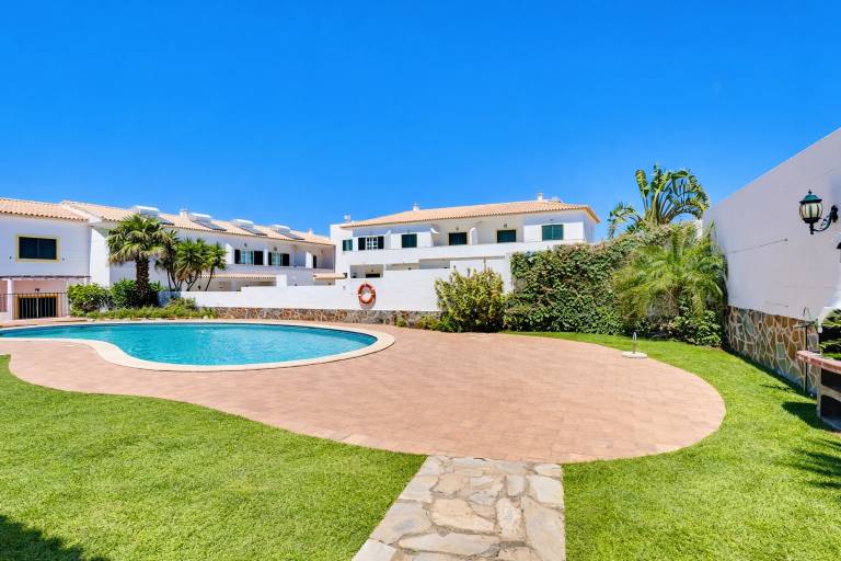House with grill, pool & patio | Garden view — photo 3