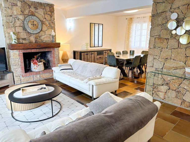 Spacious villa near beach, pool, AC, WiFi, up to 10 guests — photo 4