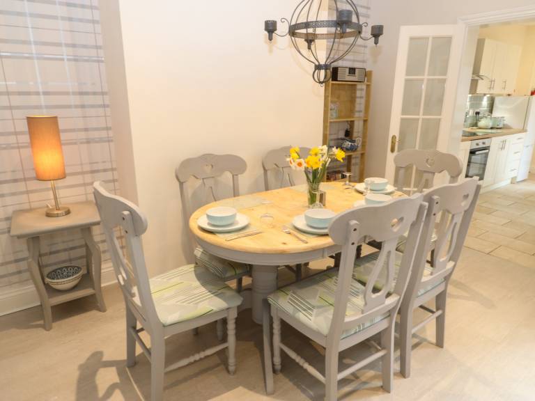 Child-friendly charming cottage with patio & yard | Pets allowed — photo 5