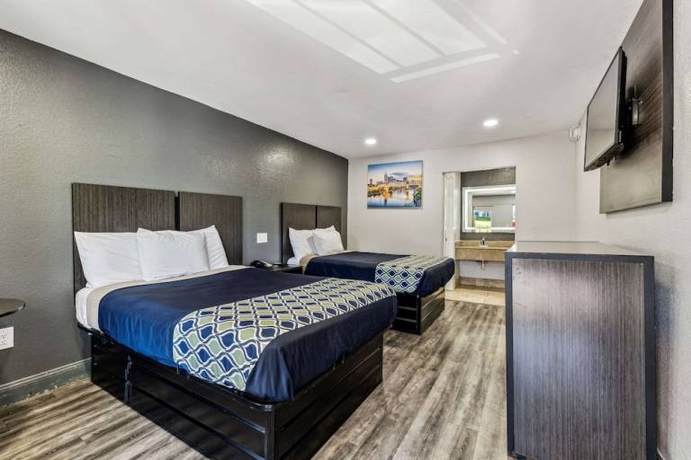 Motel  Lenox Village