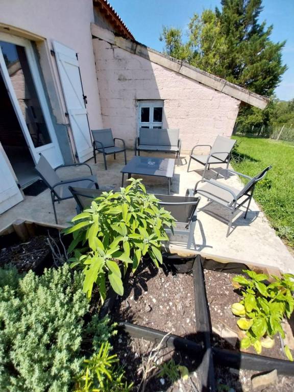 Gite with barbeque, patio & yard — photo 4
